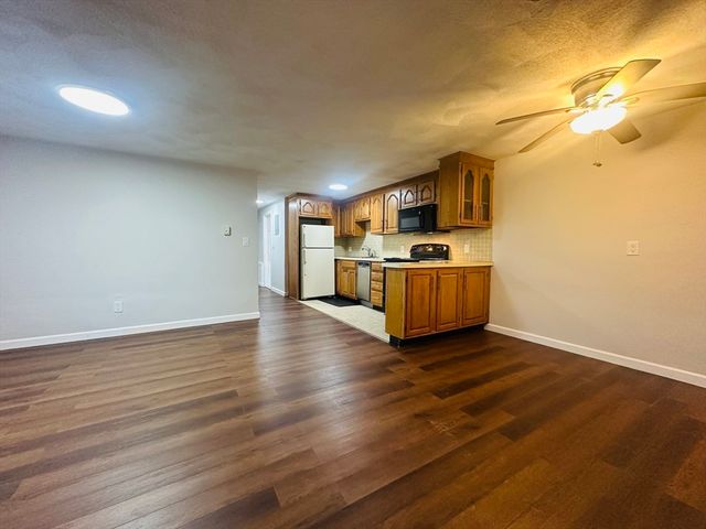 222 School St 4, Walpole, MA 02081