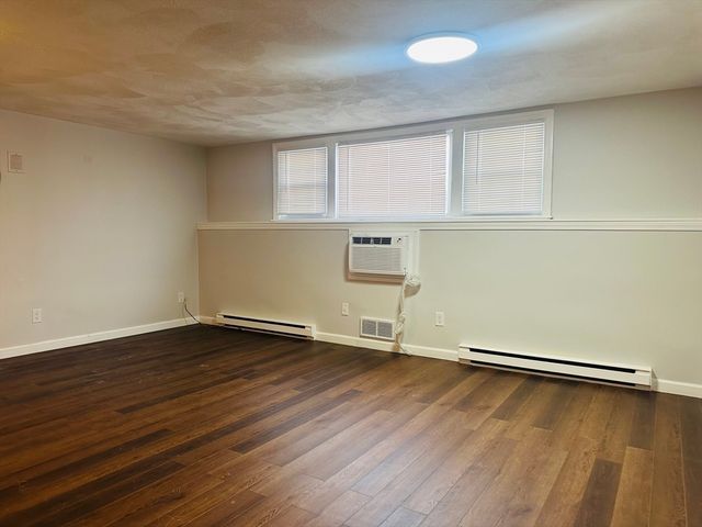 222 School St 4, Walpole, MA 02081