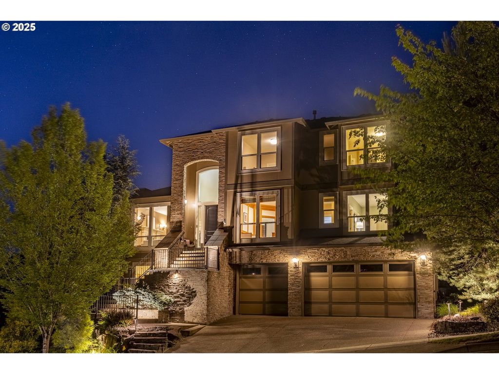 9610 Se NICHOLAS Dr, Happy Valley, OR 97086