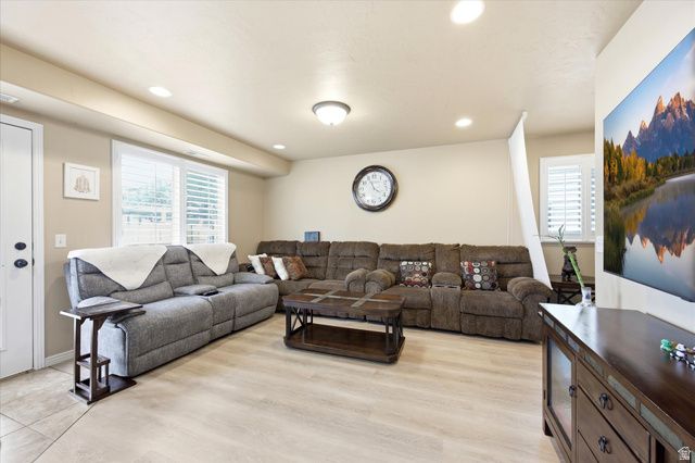 1805 W 5050 S, Roy, UT 84067