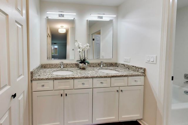 1220 Rudolph Road 5B, Northbrook, IL 60062