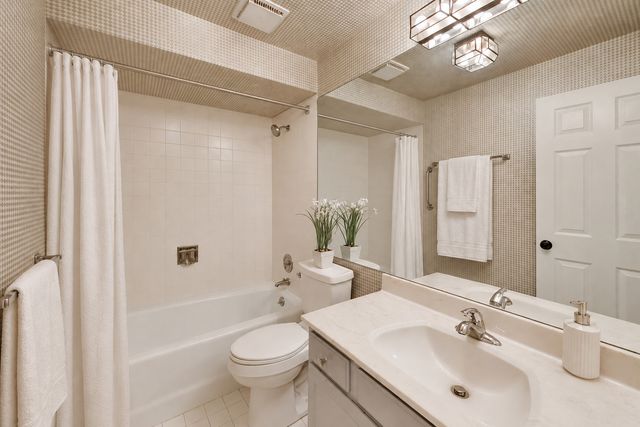 1220 Rudolph Road 5B, Northbrook, IL 60062
