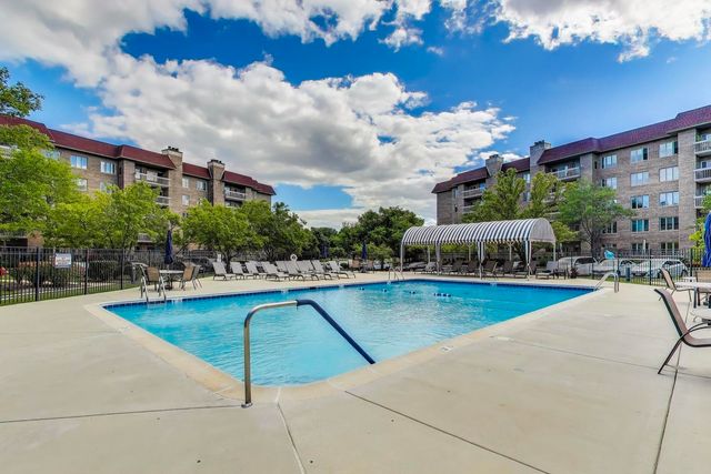 1220 Rudolph Road 5B, Northbrook, IL 60062