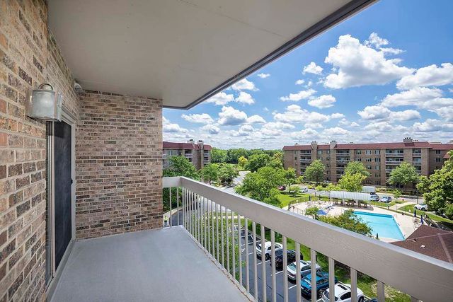 1220 Rudolph Road 5B, Northbrook, IL 60062