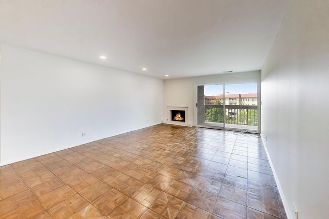 1220 Rudolph Road 5B, Northbrook, IL 60062