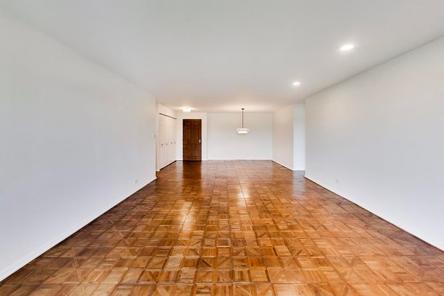 1220 Rudolph Road 5B, Northbrook, IL 60062