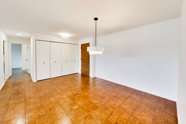 1220 Rudolph Road 5B, Northbrook, IL 60062