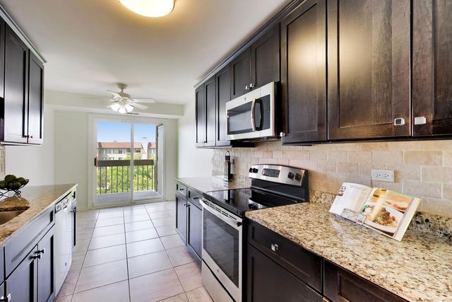 1220 Rudolph Road 5B, Northbrook, IL 60062