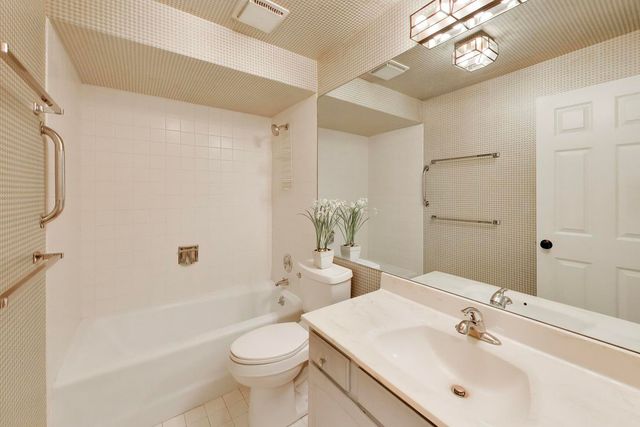 1220 Rudolph Road 5B, Northbrook, IL 60062