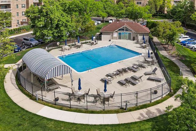 1220 Rudolph Road 5B, Northbrook, IL 60062