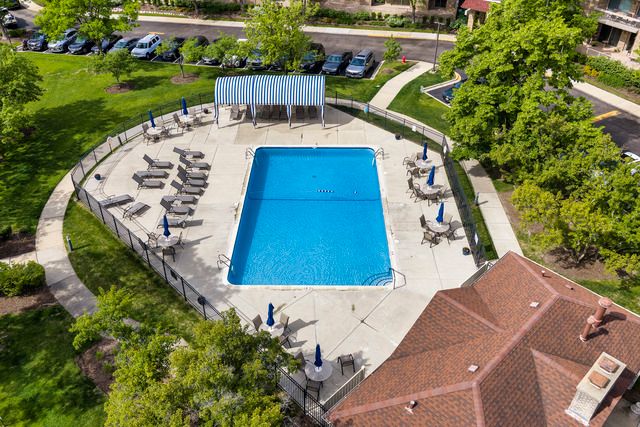 1220 Rudolph Road 5B, Northbrook, IL 60062