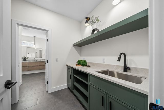 7300 E Misty Knoll Cir Circle, Sioux Falls, SD 57110