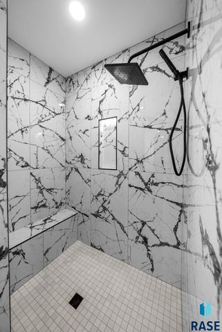 7300 E Misty Knoll Cir Circle, Sioux Falls, SD 57110