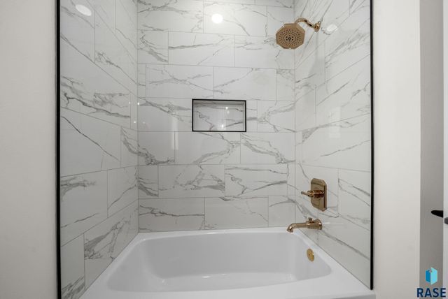 7300 E Misty Knoll Cir Circle, Sioux Falls, SD 57110