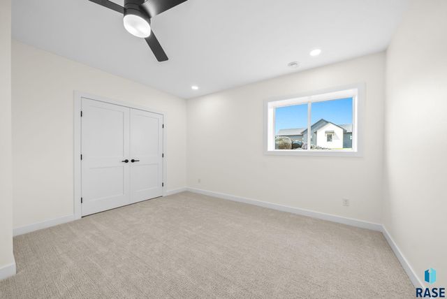 7300 E Misty Knoll Cir Circle, Sioux Falls, SD 57110