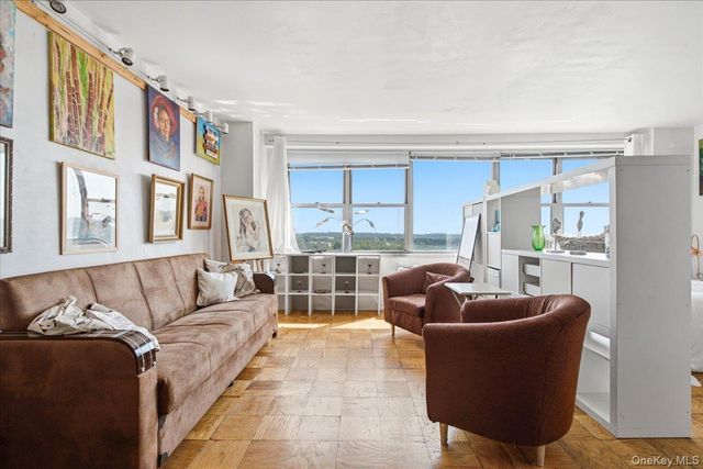 70-25 Yellowstone Boulevard 16R, Forest Hills, NY 11375