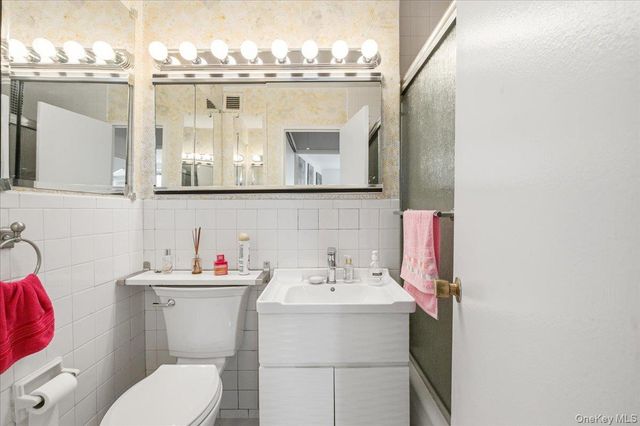 70-25 Yellowstone Boulevard 16R, Forest Hills, NY 11375