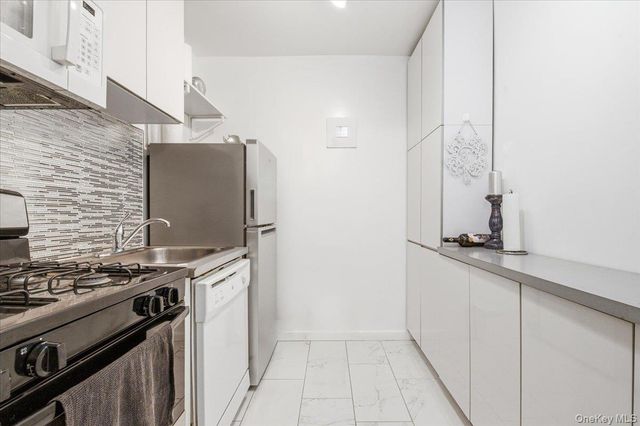 70-25 Yellowstone Boulevard 16R, Forest Hills, NY 11375