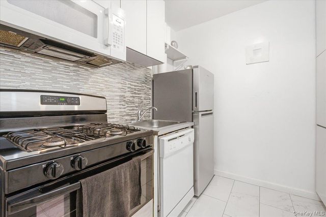 70-25 Yellowstone Boulevard 16R, Forest Hills, NY 11375