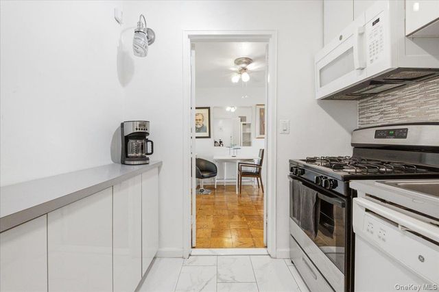 70-25 Yellowstone Boulevard 16R, Forest Hills, NY 11375