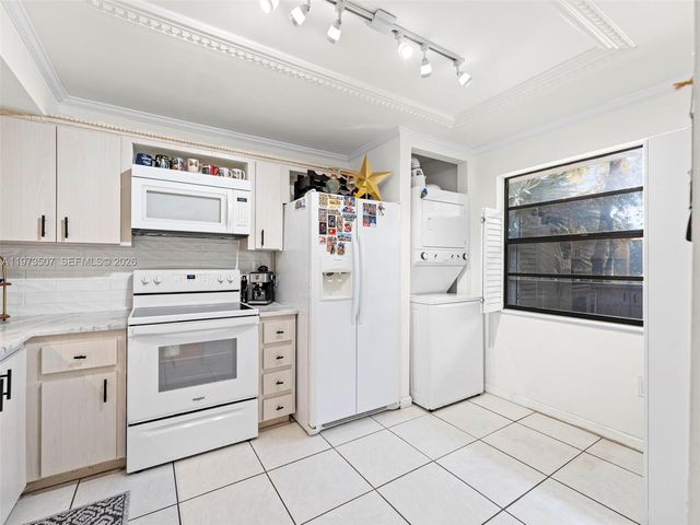 901 Colony Point Circle 304, Pembroke Pines, FL 33026