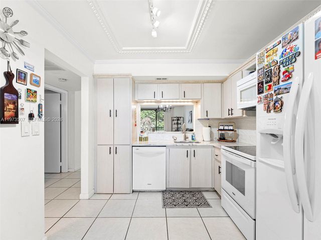 901 Colony Point Circle 304, Pembroke Pines, FL 33026