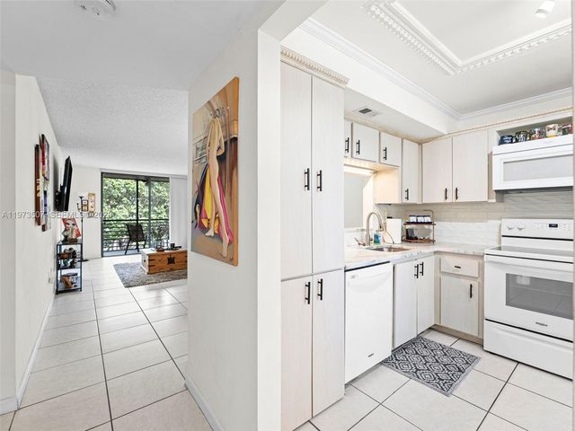 901 Colony Point Circle 304, Pembroke Pines, FL 33026