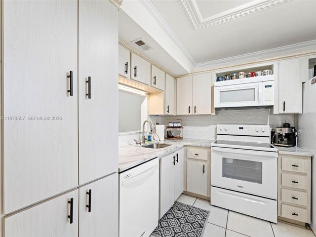 901 Colony Point Circle 304, Pembroke Pines, FL 33026