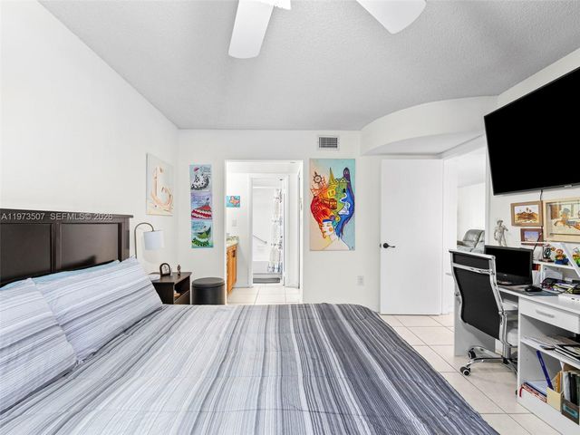 901 Colony Point Circle 304, Pembroke Pines, FL 33026