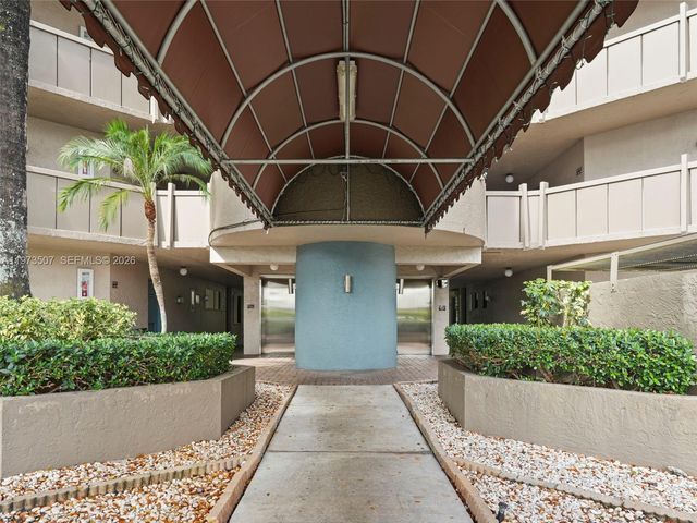 901 Colony Point Circle 304, Pembroke Pines, FL 33026