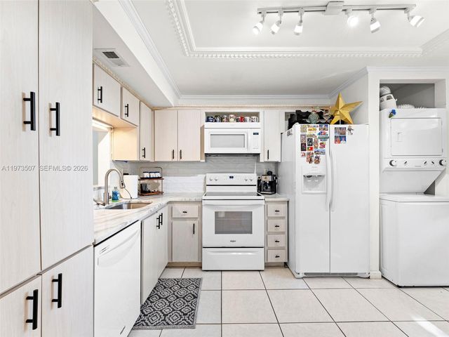 901 Colony Point Circle 304, Pembroke Pines, FL 33026