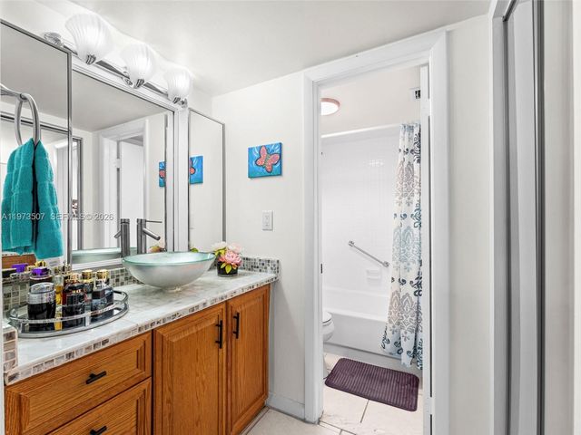 901 Colony Point Circle 304, Pembroke Pines, FL 33026