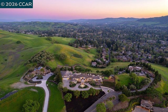 251 Santiago Ln, Danville, CA 94526