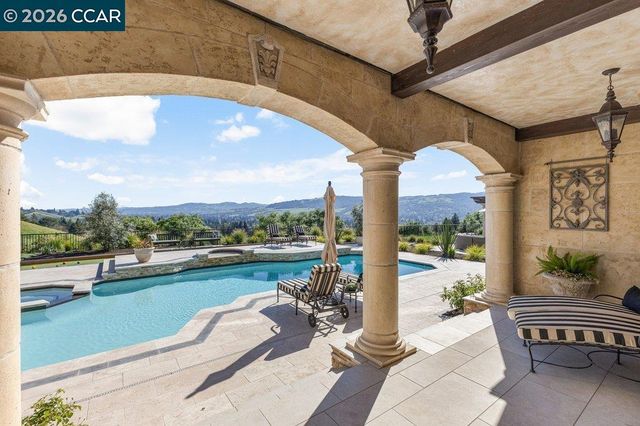 251 Santiago Ln, Danville, CA 94526