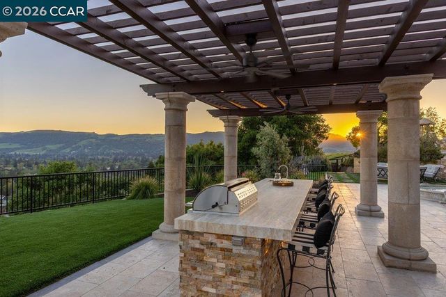 251 Santiago Ln, Danville, CA 94526