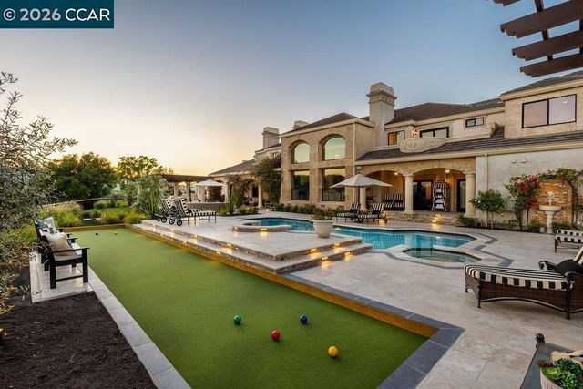 251 Santiago Ln, Danville, CA 94526