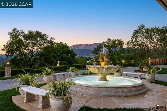 251 Santiago Ln, Danville, CA 94526