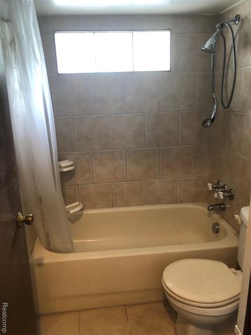 8304 Arlis Street, Commerce Charter Township, MI 48382