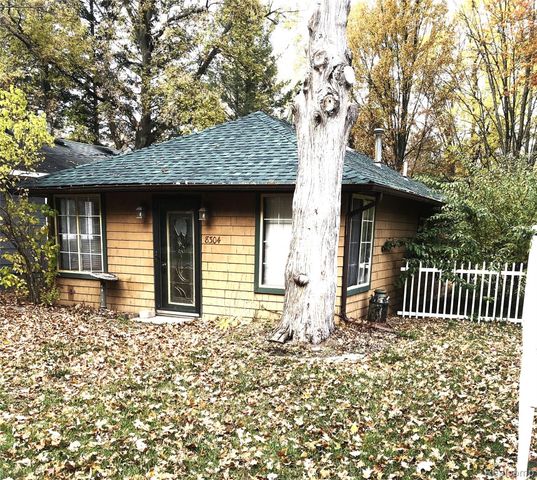 8304 Arlis Street, Commerce Charter Township, MI 48382