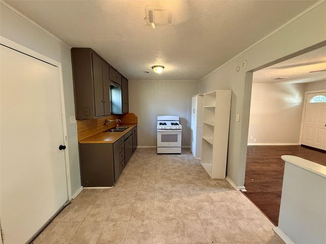 502 E Jackson Street, West Columbia, TX 77486