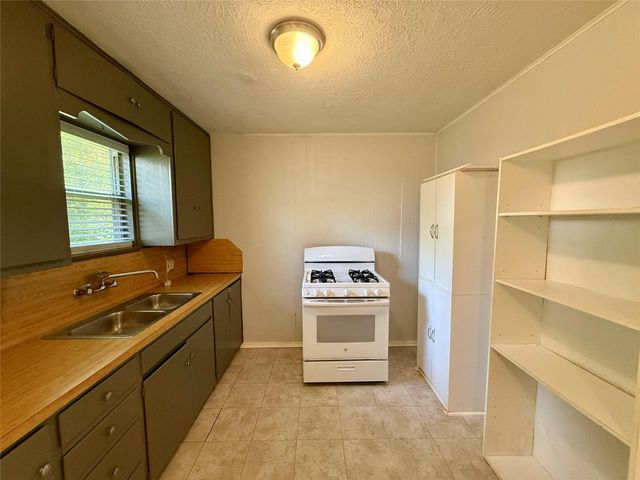 502 E Jackson Street, West Columbia, TX 77486