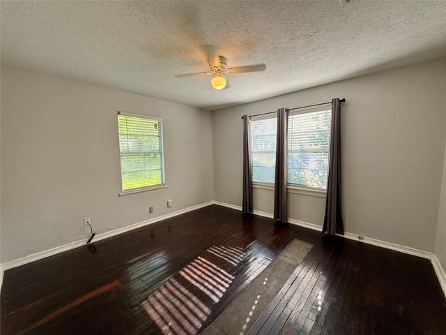 502 E Jackson Street, West Columbia, TX 77486