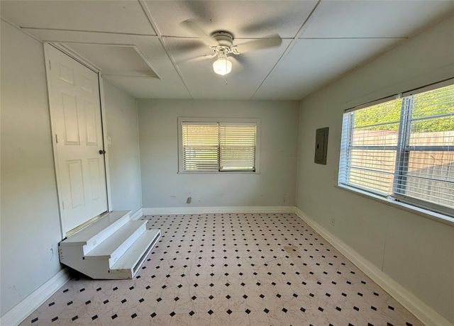 502 E Jackson Street, West Columbia, TX 77486