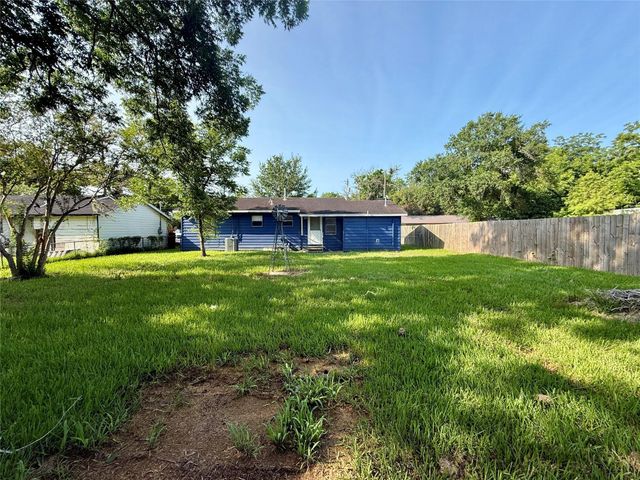 502 E Jackson Street, West Columbia, TX 77486