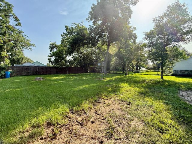 502 E Jackson Street, West Columbia, TX 77486