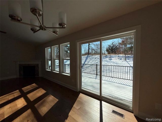 315 Canyon Creek Court 27, Howell, MI 48843