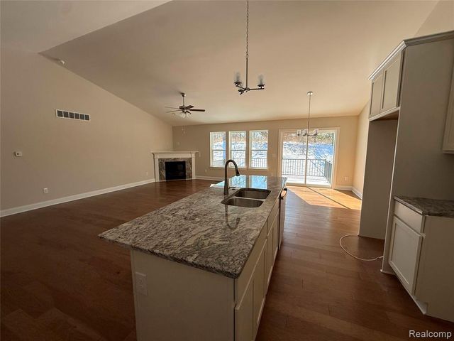 315 Canyon Creek Court 27, Howell, MI 48843
