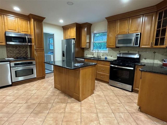 651 W Broadway, Cedarhurst, NY 11516