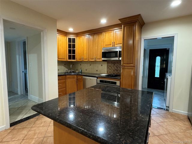 651 W Broadway, Cedarhurst, NY 11516