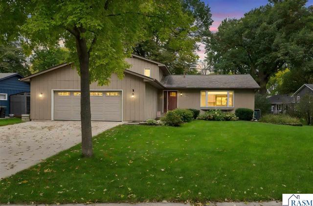 1003 Shady Oak Drive, North Mankato, MN 56003